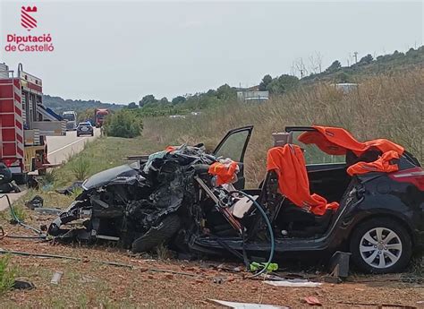 accidente vall de uxo|Un fallecida y siete heridos en un accidente entre dos coches y un cami.